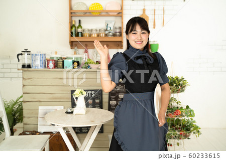 カフェのウェイトレス カフェのウェイトレス 60233615