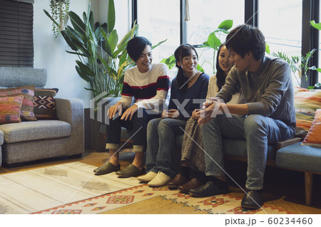 談笑する二組のカップル 60234460