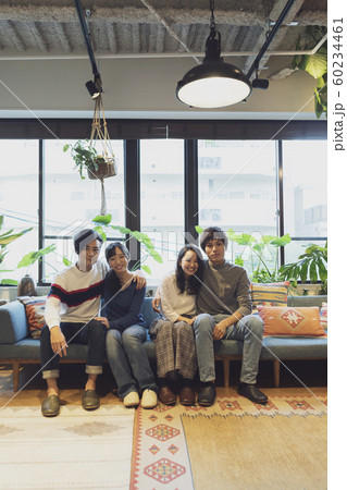 談笑する二組のカップル 60234461