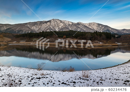 宮城　雪の禿岳とかむろ湖 60234476