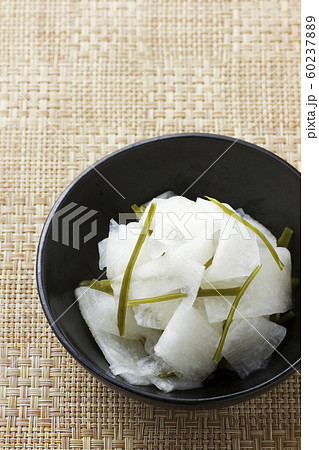 大根と昆布の即席漬け12 大根と昆布の即席漬け12 60237889