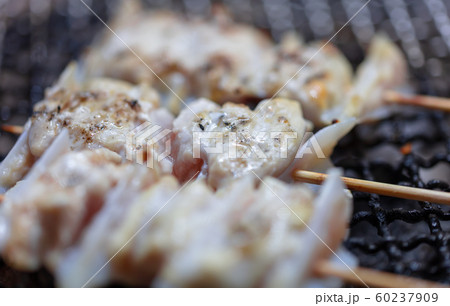 焼鳥_炭火焼き（炭焼き・網焼き・七輪・一人・宅飲み・バーベキュー・BBQ・焼肉 60237909