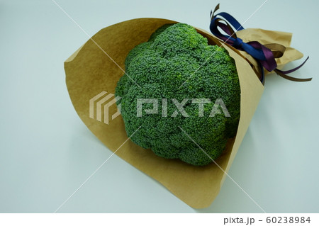 新郎が独身男性に投げるシンプルなブロッコリーブーケ 60238984