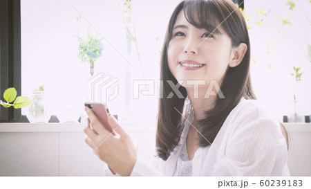 スマートフォンを操作する女性 スマートフォンを操作する女性 60239183