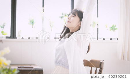 ストレッチをする若い女性 60239201