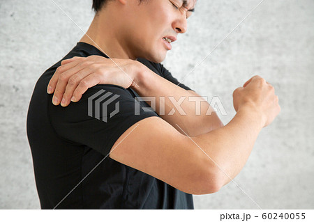 スポーツウェアを着た男性 60240055