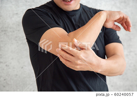 スポーツウェアを着た男性 60240057