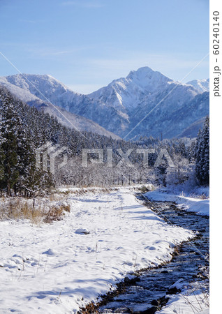 雪が積もった美しい大源太山 60240140