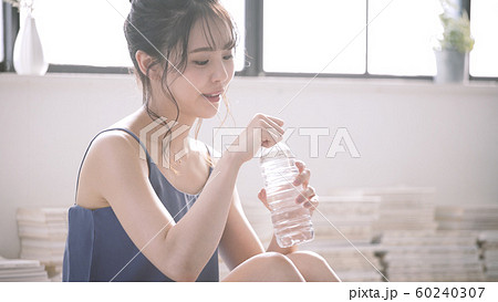 ビューティー 水を飲む ビューティー 水を飲む 60240307