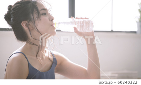 ビューティー　水を飲む 60240322