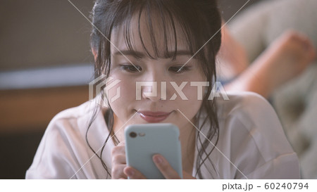 ビューティー スマートフォンを操作する ビューティー スマートフォンを操作する 60240794