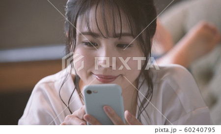 ビューティー スマートフォンを操作する ビューティー スマートフォンを操作する 60240795