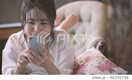 ビューティー　スマートフォンを操作する 60240798