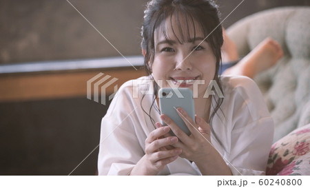 ビューティー スマートフォンを操作する ビューティー スマートフォンを操作する 60240800