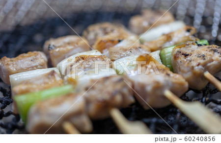 焼鳥_炭火焼き（炭焼き・網焼き・七輪・一人・宅飲み・バーベキュー・BBQ・焼肉 60240856