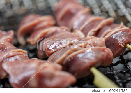 焼鳥_炭火焼き（炭焼き・網焼き・七輪・一人・宅飲み・バーベキュー・BBQ 60241582