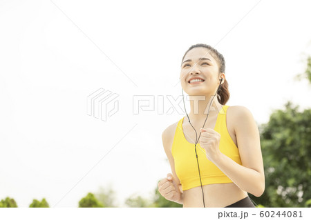 女性　スポーツ　ランニング 60244081