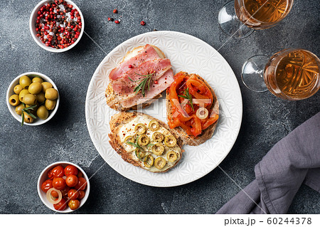 Wholegrain bread sandwiches with cream cheese, Wholegrain bread sandwiches with cream cheese, 60244378