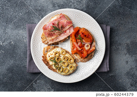 Wholegrain bread sandwiches with cream cheese, 60244379