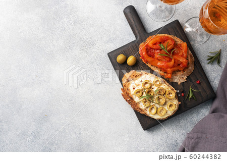 Whole grain bread sandwiches with cream cheese, 60244382