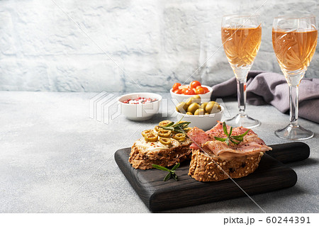 Wholegrain bread sandwiches with cream cheese, 60244391