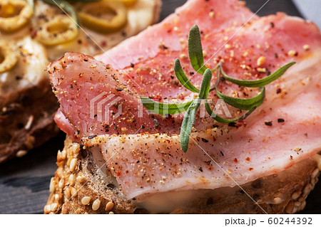 Wholegrain bread sandwiches with cream cheese, 60244392