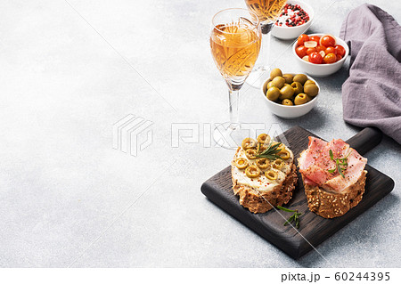 Wholegrain bread sandwiches with cream cheese, Wholegrain bread sandwiches with cream cheese, 60244395