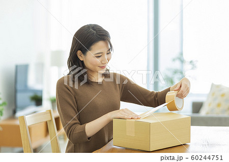 若い女性 ダンボール  60244751