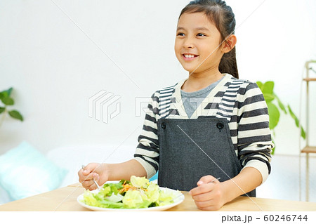 キッチンにて食事の手伝いをする子供イメージ キッチンにて食事の手伝いをする子供イメージ 60246744