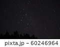 西に傾くカシオペア座 60246964