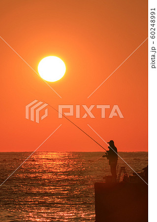 早朝の釣り人 60248991