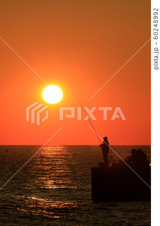 早朝の釣り人 60248992
