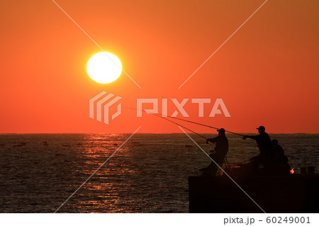 早朝の釣り人 60249001