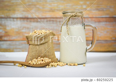 Soybean and dried soy beans on white bowl - Soy 60250225