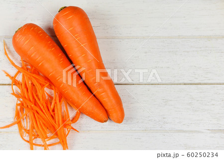 carrot slice / fresh shredded carrots on wood 60250234