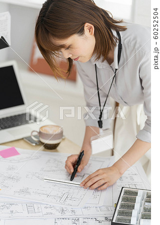 図面を描く女性インテリアコーディネーター ビジネスシーンの写真素材