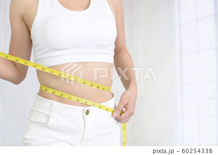 ダイエットに成功した女性 60254338