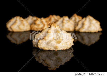 Plain coconut biscuit isolated on black glass Plain coconut biscuit isolated on black glass 60259777