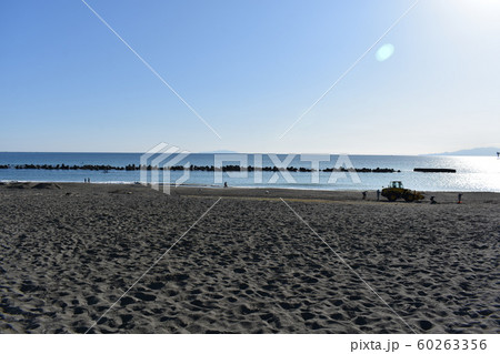 秋の湘南ひらつかビーチパーク 海岸清掃の写真素材