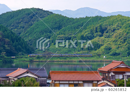 湖畔を行く 湖畔を行く 60265852