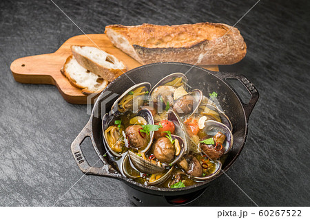 あさりのアヒージョ スペイン料理　Clam Ahijo (Oil baked dish) 60267522