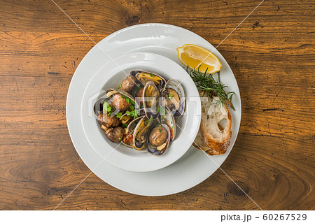 あさりのアヒージョ スペイン料理 Clam Ahijo (Oil baked dish) あさりのアヒージョ スペイン料理 Clam Ahijo (Oil baked dish) 60267529