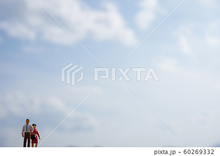 大きな青空を背景にサラリーマンとOLが揃って立つ画像 60269332