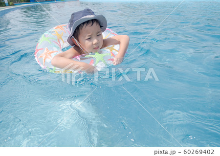 6 years old 60269402