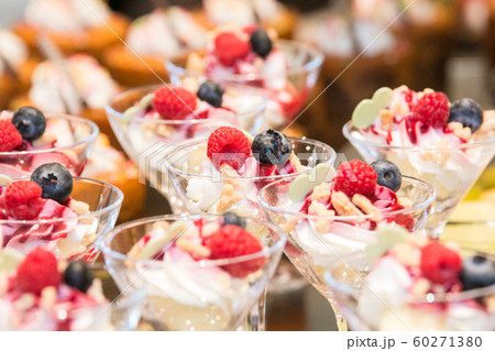 グラスが輝く苺のトライフル スイーツ素材 グラスが輝く苺のトライフル スイーツ素材 60271380