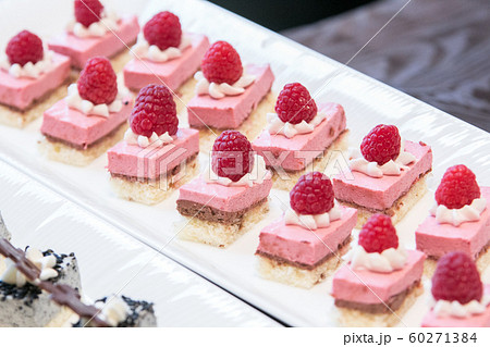 洒落なケーキバイキングのイメージ画像素材 洒落なケーキバイキングのイメージ画像素材 60271384
