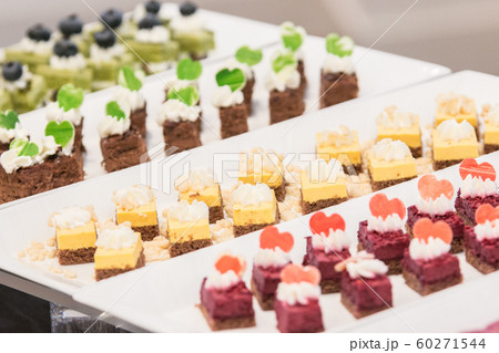 並んだハートのプチケーキ 60271544