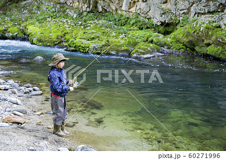 渓流釣りイメージ 釣りをする子供 渓流釣りイメージ 釣りをする子供 60271996