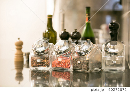 おしゃれなスパイスケース キッチンのイメージ画像 おしゃれなスパイスケース キッチンのイメージ画像 60272072