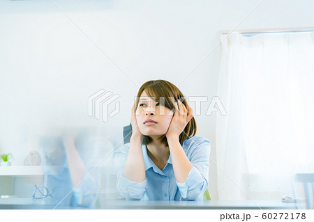 若い女性　風邪　頭痛　めまい 60272178